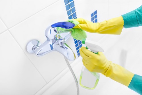 Bathroom deep cleaning for a move-out clean in KT2